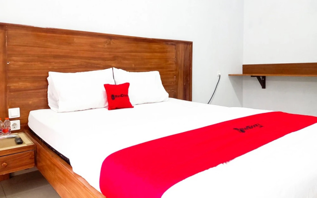 RedDoorz Plus Syariah @ Umyas Hotel near Terminal Anjuk Ladang Nganjuk – Guest Rooms – Nganjuk