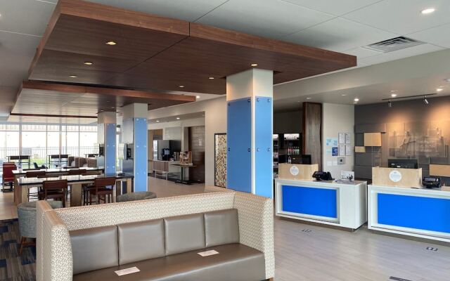 Holiday Inn Express & Suites Madison West Middleton