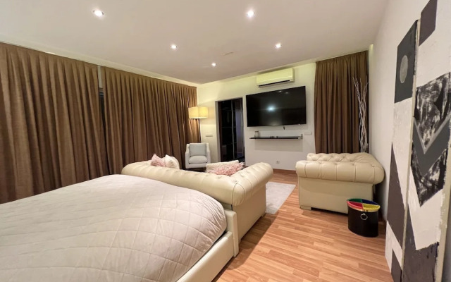 The Lake Villa Mountains & Sea view