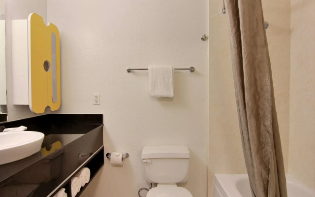 Studio 6 Austin, TX - Midtown
