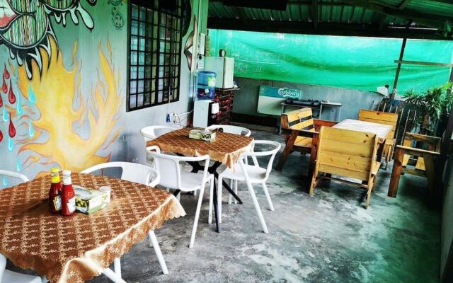 BOBI's Cafe Backpackers Hostel