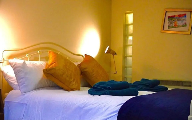 “Dragons Den” Centrally located Modern Apartment