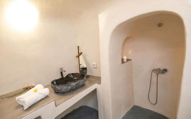 Agrilia secluded cave house