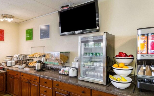 Comfort Inn & Suites Fall River