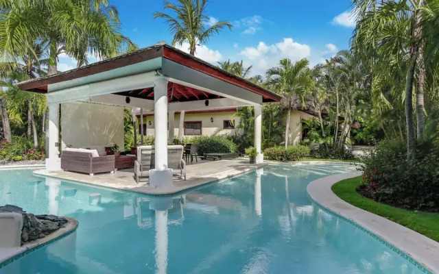 Beautiful Villa with Pool Gym and Maid