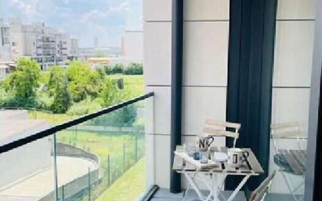 Cosy 1 bedroom in City Center w Terrace