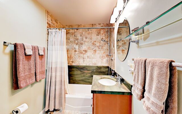 Delightful 2BR Ventura Duplex by RedAwning