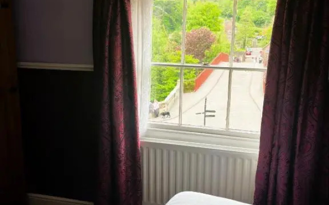 Tontine Hotel & Bar