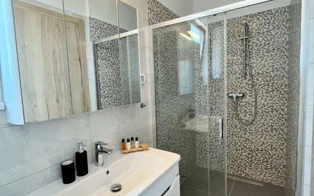 J&N Hill's Residence with swimming pool