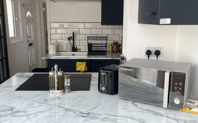 Newly Refurbished 1-bed Apartment in Croydon Se25