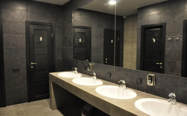 Full House Hotel & Capsule Hostel, Rivne