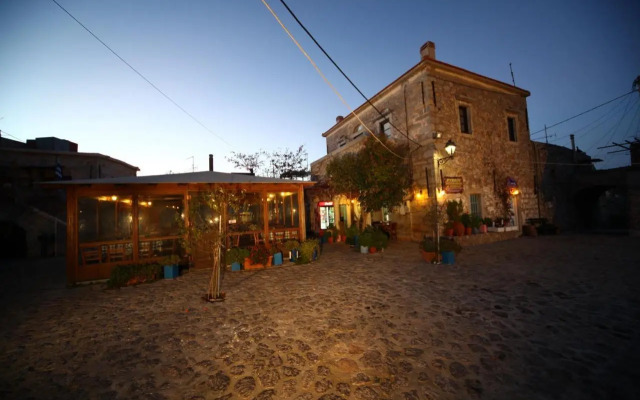 Pyrgos Houses and Restaurant