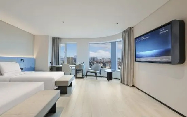 Shenyang Tiexi Square Baogong Street Light Residence Hotel