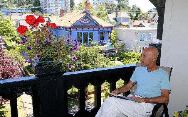 James Bay Inn Hotel & Suites