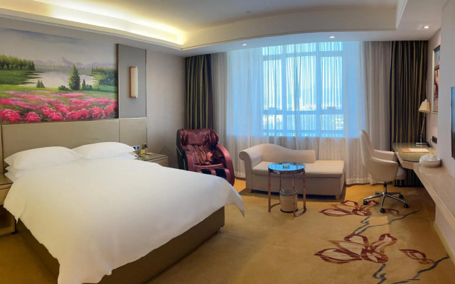 Vienna International Hotel(Puning High Speed Railway Station Store)