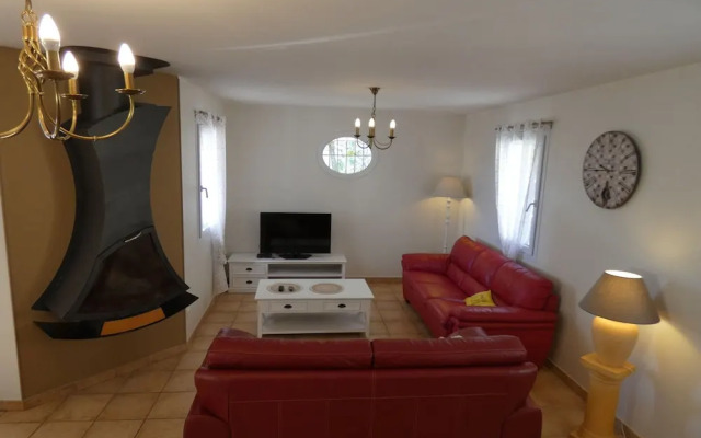 Inviting Villa in Saint Paul Trois Chateaux With Pool