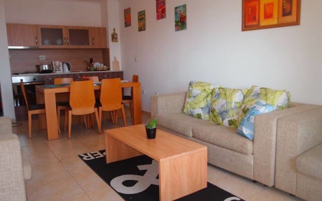 Sea View 2 bed Apartment With Pool