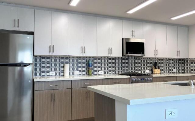 Beautiful and Sunny 3bd 2ba Hollywood Apartment