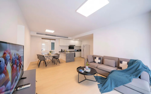 Tyms Bright 2BR 1BA Apt Xuhui Center