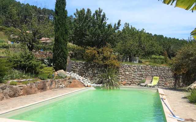 Charming stone Tiny House with communal pool, Chambonas