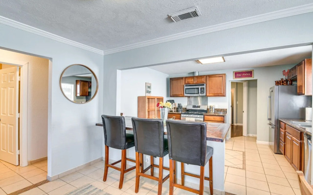 Convenient Galveston Home < 1 Mi to Beach!