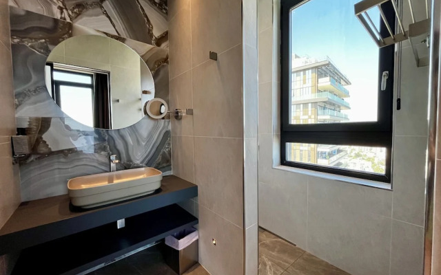 128 LIM - 2106 Stay Only Tower Suite