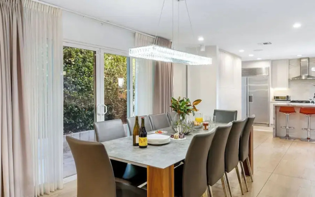 LA Hillside Retreat w/ Pool, Views, Fire Pit & Outdoor Lounging Casa Bellagio by Avantstay