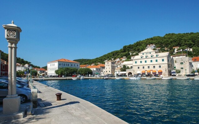 Stunning Home in Pucisca With 3 Bedrooms and Wifi