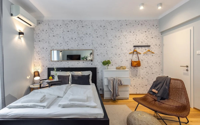 Deluxe Adria Square Studios