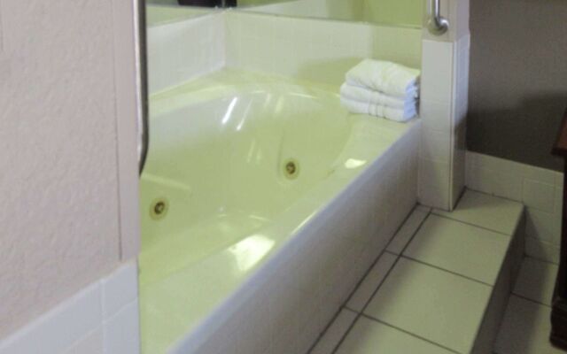 Econo Lodge Inn & Suites Manchester North