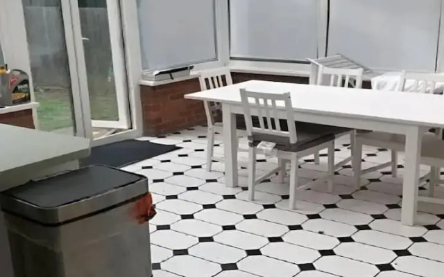 Spacious Apartment in Thornton Road L