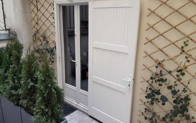 Romantic tiny house in Paris