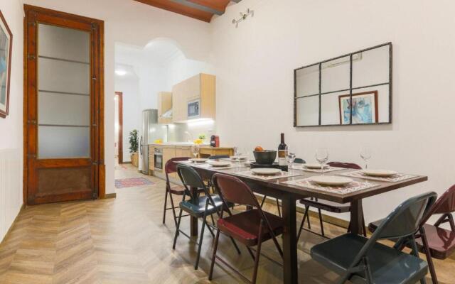 Great Spacious Apartment in the Gothic District City Center