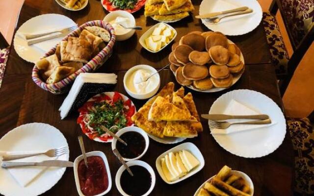 Travel Inn House Mestia • მოგზაურის სახლი
