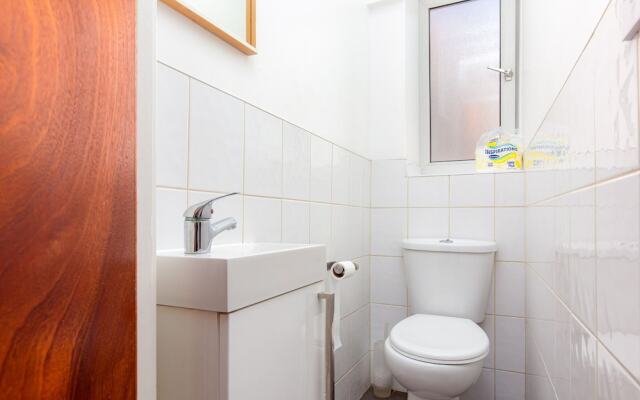 Broxbourne House - Deluxe Guest Room 2