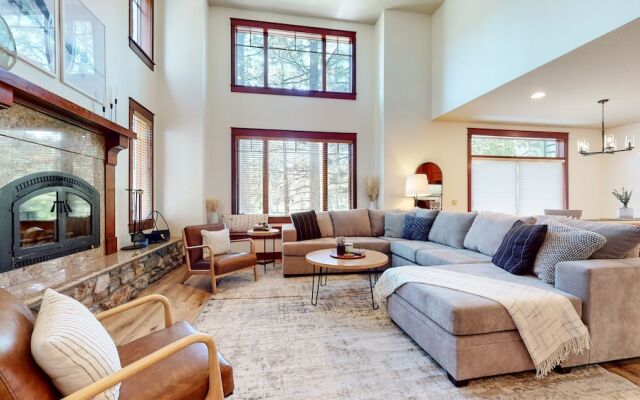 Timbers 15 Private Hot Tub, 2 Car Garage, Washer Dryer, Large Townhouse by RedAwning