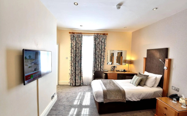 Queens Court Hotel