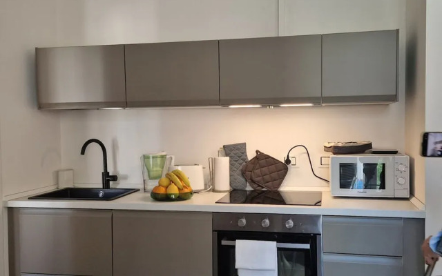 Moderno Bilocale con Terrazzo e Parcheggio