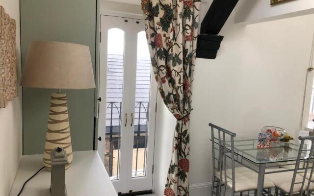 Charming 2-bed Apartment in Waterloo, Liverpool