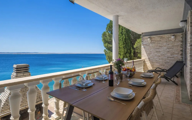 Holiday Home Seafront Escape