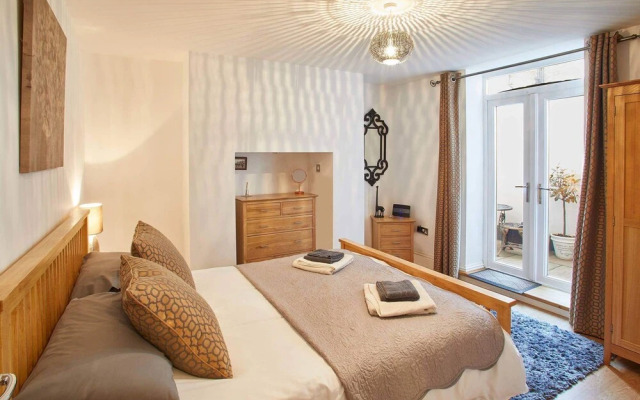 Host Stay Rock Pipit