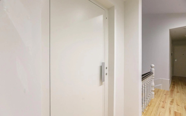 LovelyStay - Downtown Studio with Pool, AC and Balcony