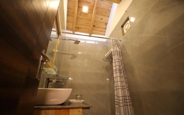 Rooftop Cottages & Restaurant Pangot