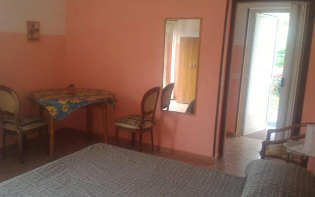 Room-michelangelo House, Mono