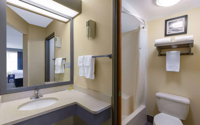 Travelodge by Wyndham Perry National Fairgrounds Area I-75