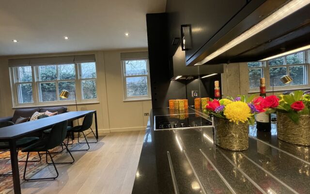 JOIVY Chic Mews house in S Kensington