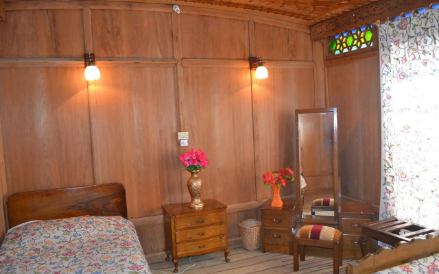 Peacock Houseboats