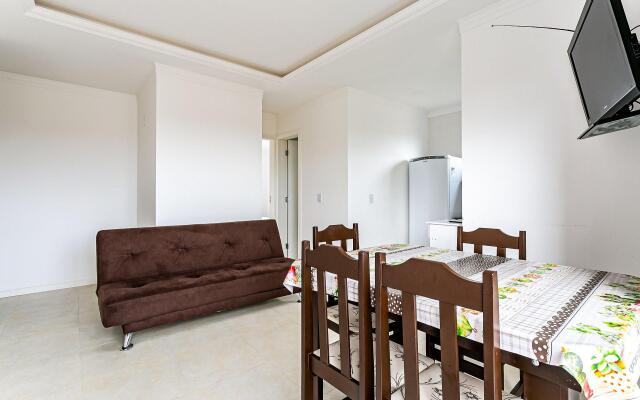 Apto com sacada a 10min praia do Santinho SBR402