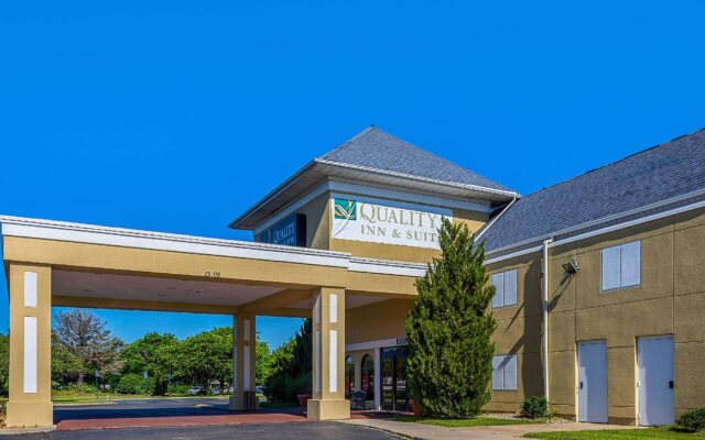 Quality Inn & Suites Coldwater Area