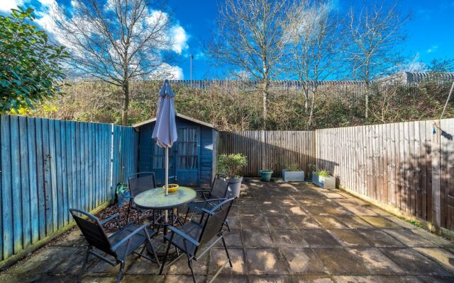 Crawley Pet Friendly 1-Bedroom Apartment